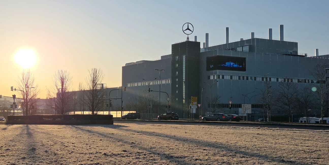 Das Sindelfinger Mercedes-Benz-Werk in Sindelfingen in der Abendsonne. Die hundertjährige Erfolgsgeschichte soll weiter geschrieben werden.